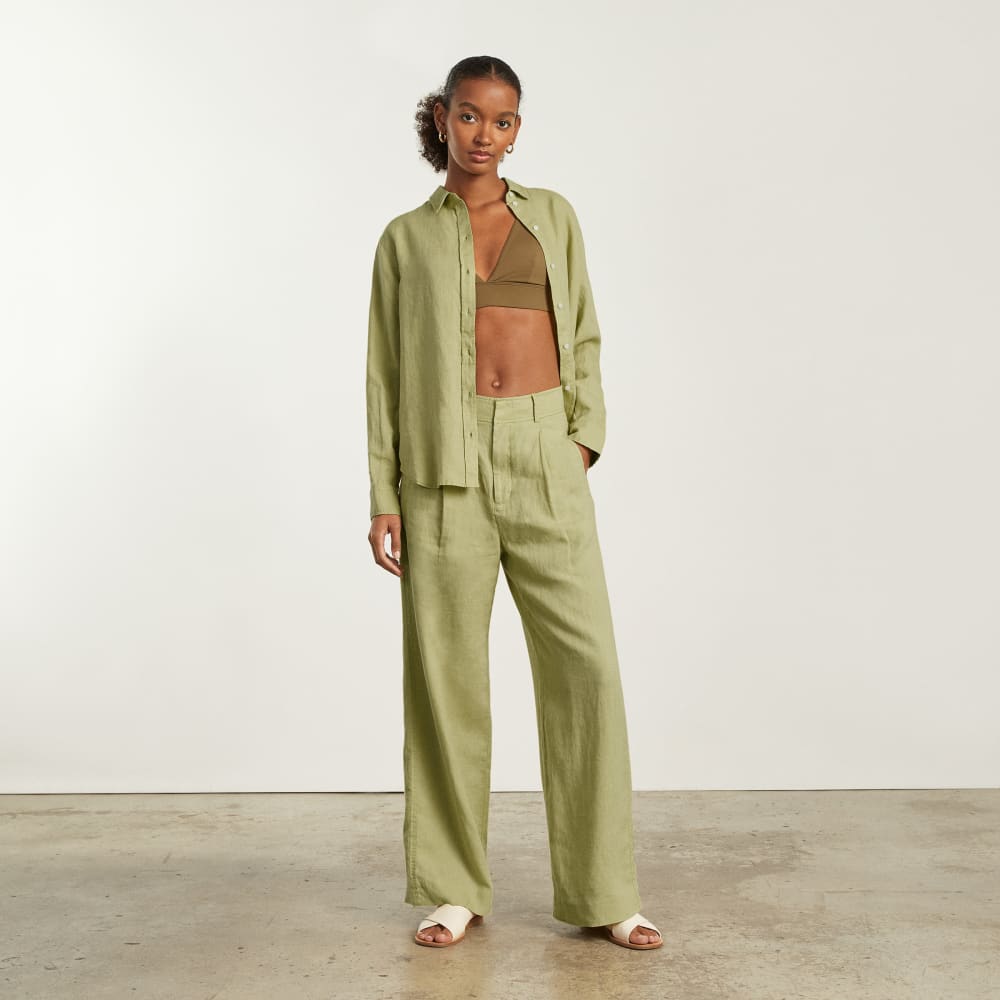 The Must-Have Shirt in Linen in Leek — detail view
