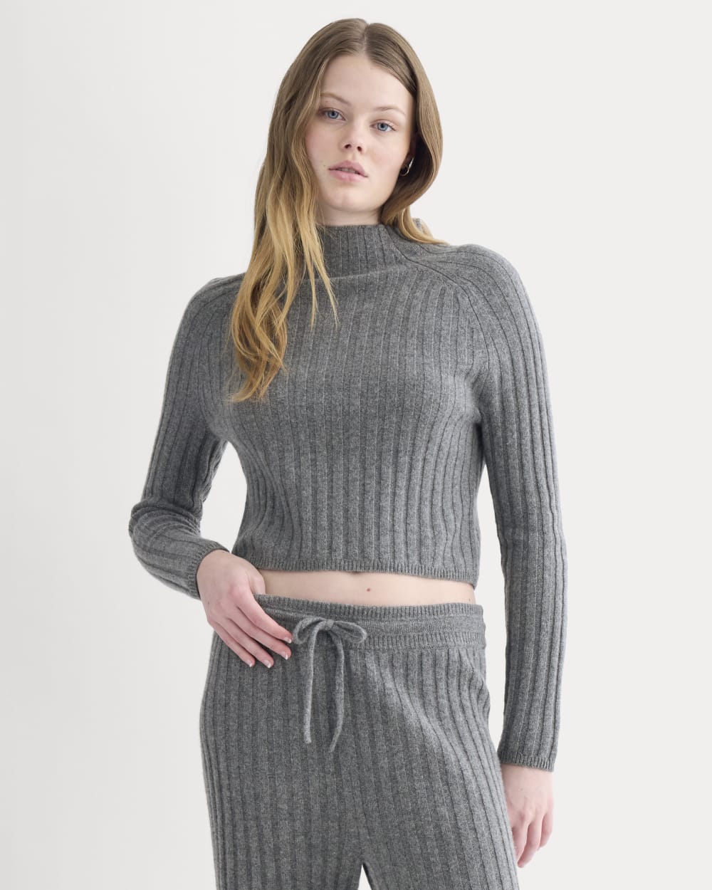 Funnel-Neck Cropped Sweater in Wool Cashmere in Heather Charcoal — front view
