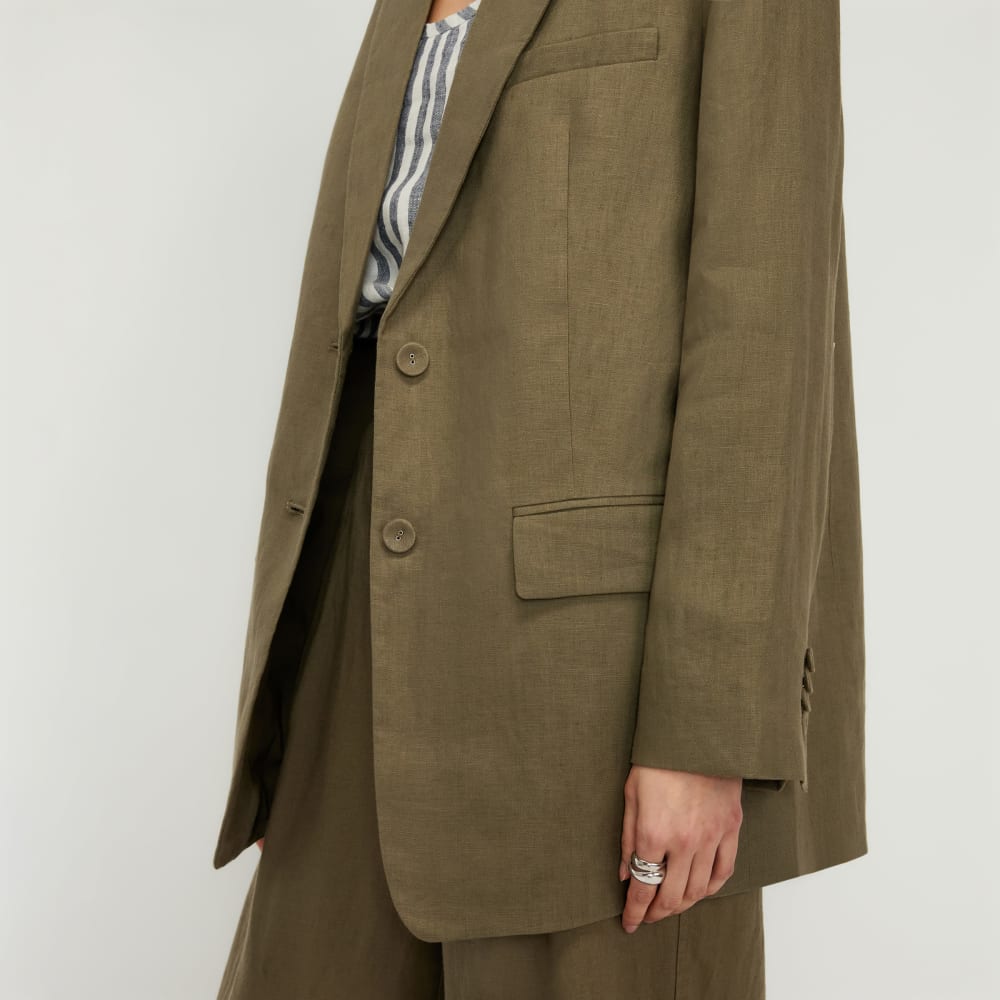 The Oversized Blazer in Linen in Kalamata — detail view