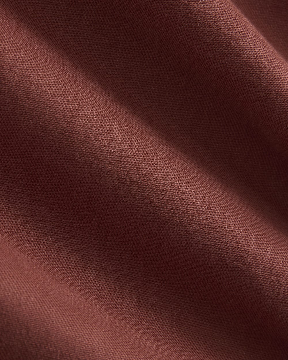 The Everywhere Pant in Stretch Linen in Henna Red — detail view