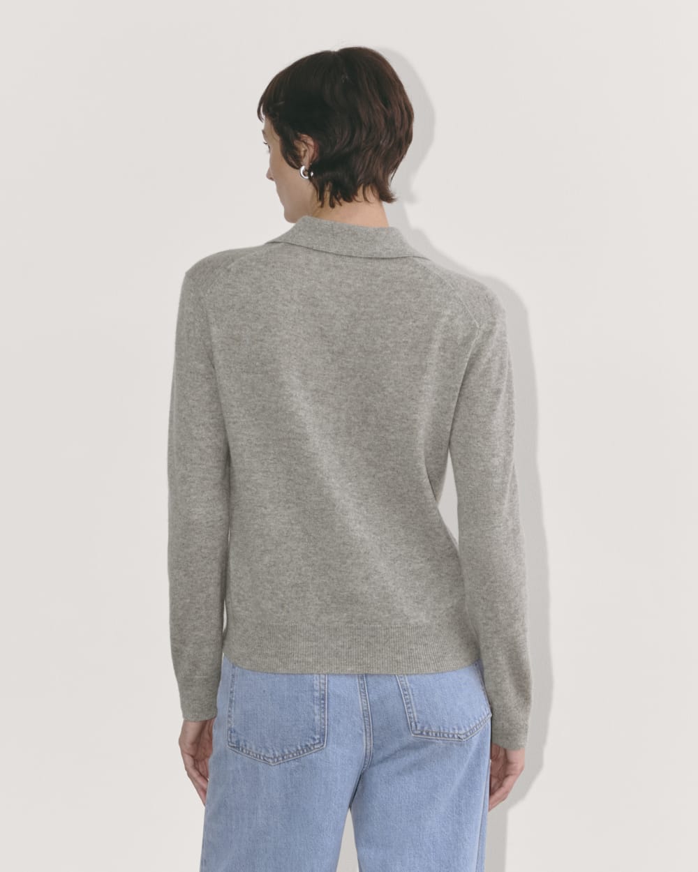 The Classic Polo in Cashmere in Light Heather Grey — detail view