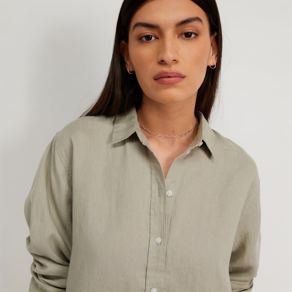 The Must-Have Shirt in Linen in Seagrass — detail view