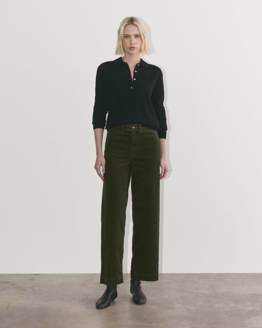 The Sailor Pant in Corduroy in Dark Forest — detail view