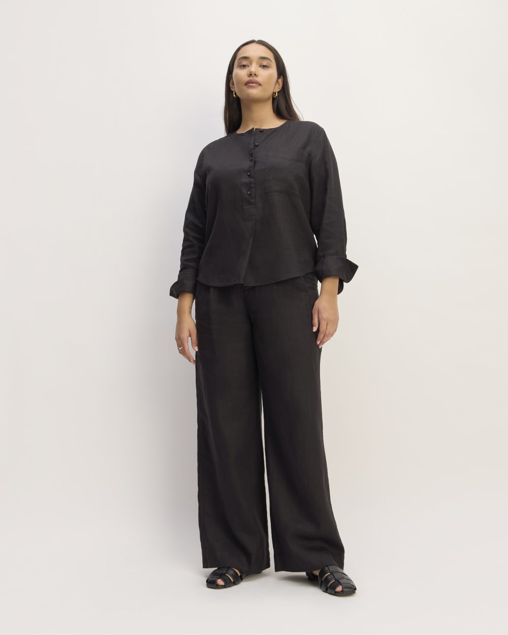 The Popover Shirt in Linen in Black — detail view