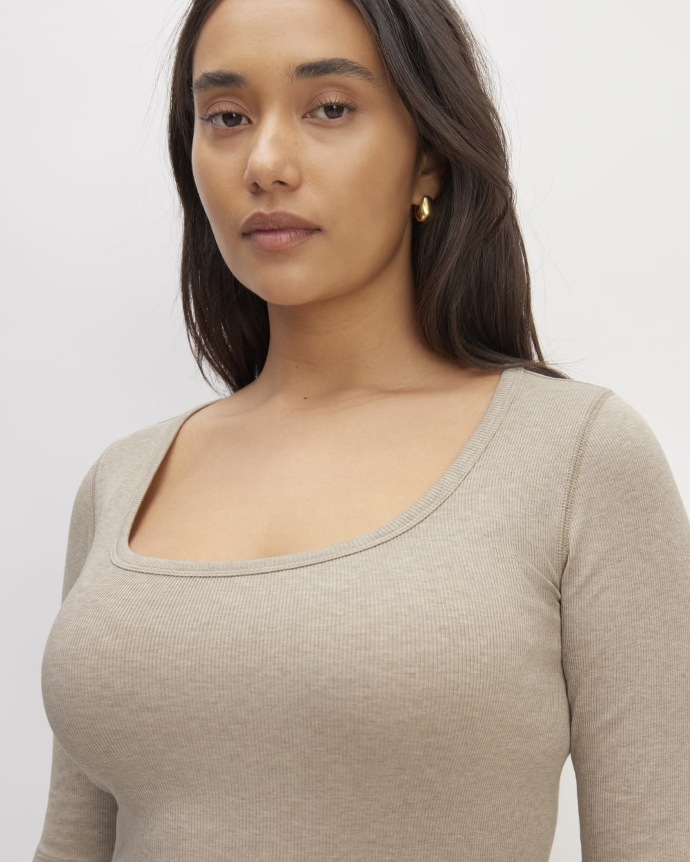 The Luxe Rib Scoop-Neck Tee in Heathered Tan — detail view