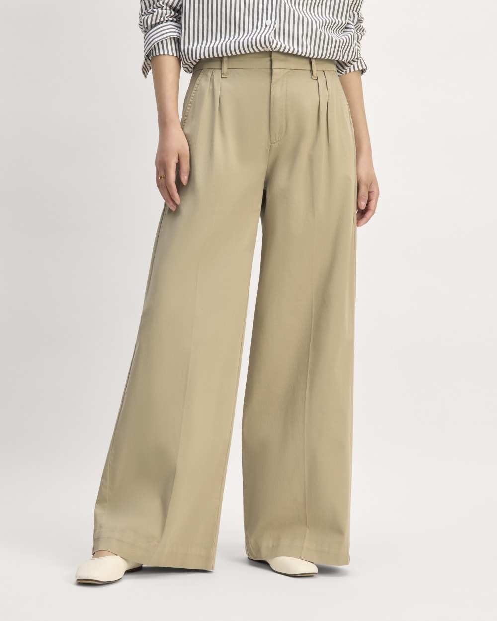 The Pleated Wide-Leg Chino in Trench Coat Khaki — detail view
