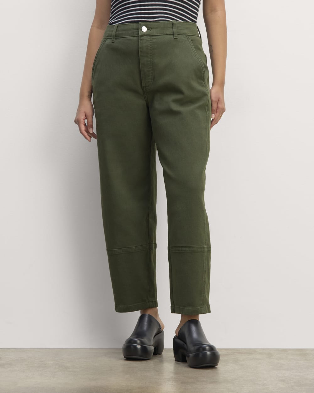 The Utility Barrel Pant in Dark Forest — detail view