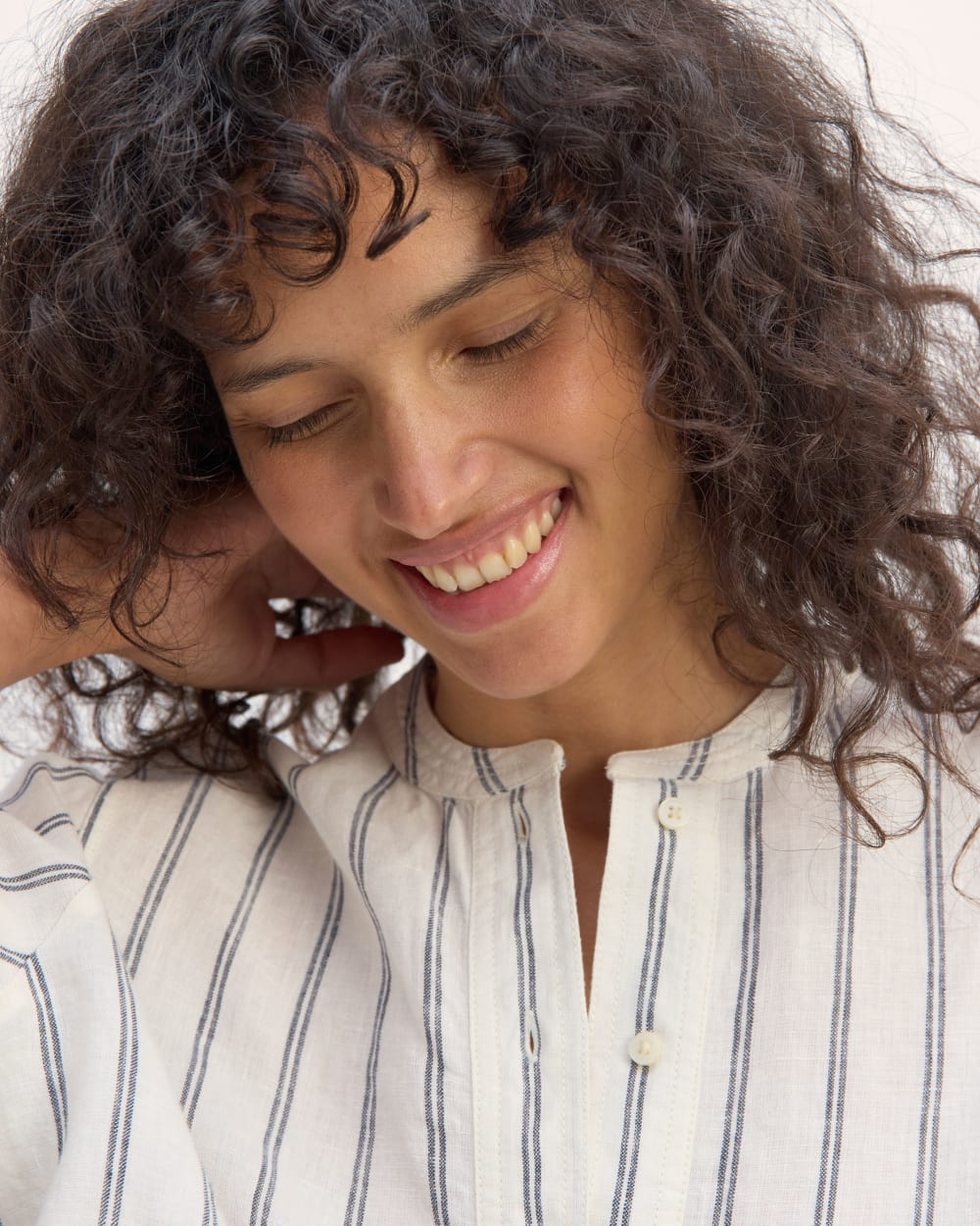 The Henley Shirt in Linen in Bone/Navy — detail view