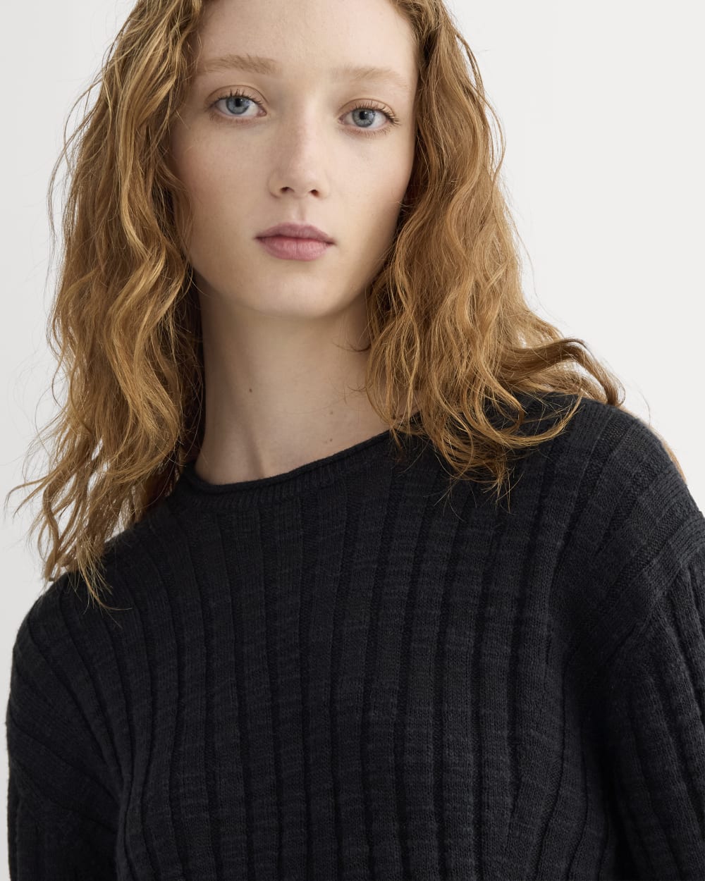 The Oversized Tee in Cotton Linen in Black — detail view