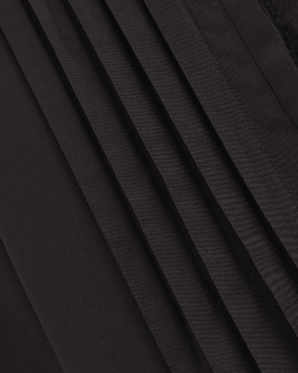 The Pleated Shirt in Silky Cotton in Black — detail view