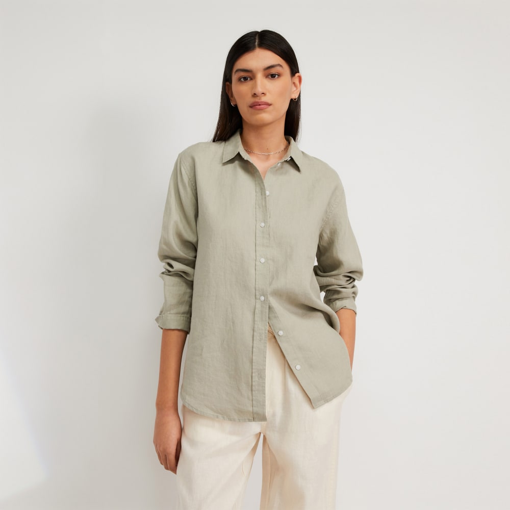 The Must-Have Shirt in Linen in Seagrass — front view