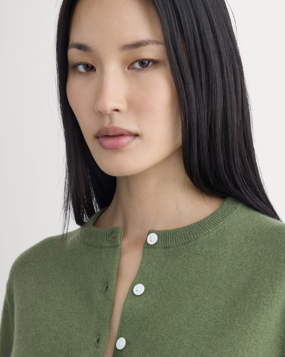 Cashmere Cropped Cardigan in Forest Green — detail view
