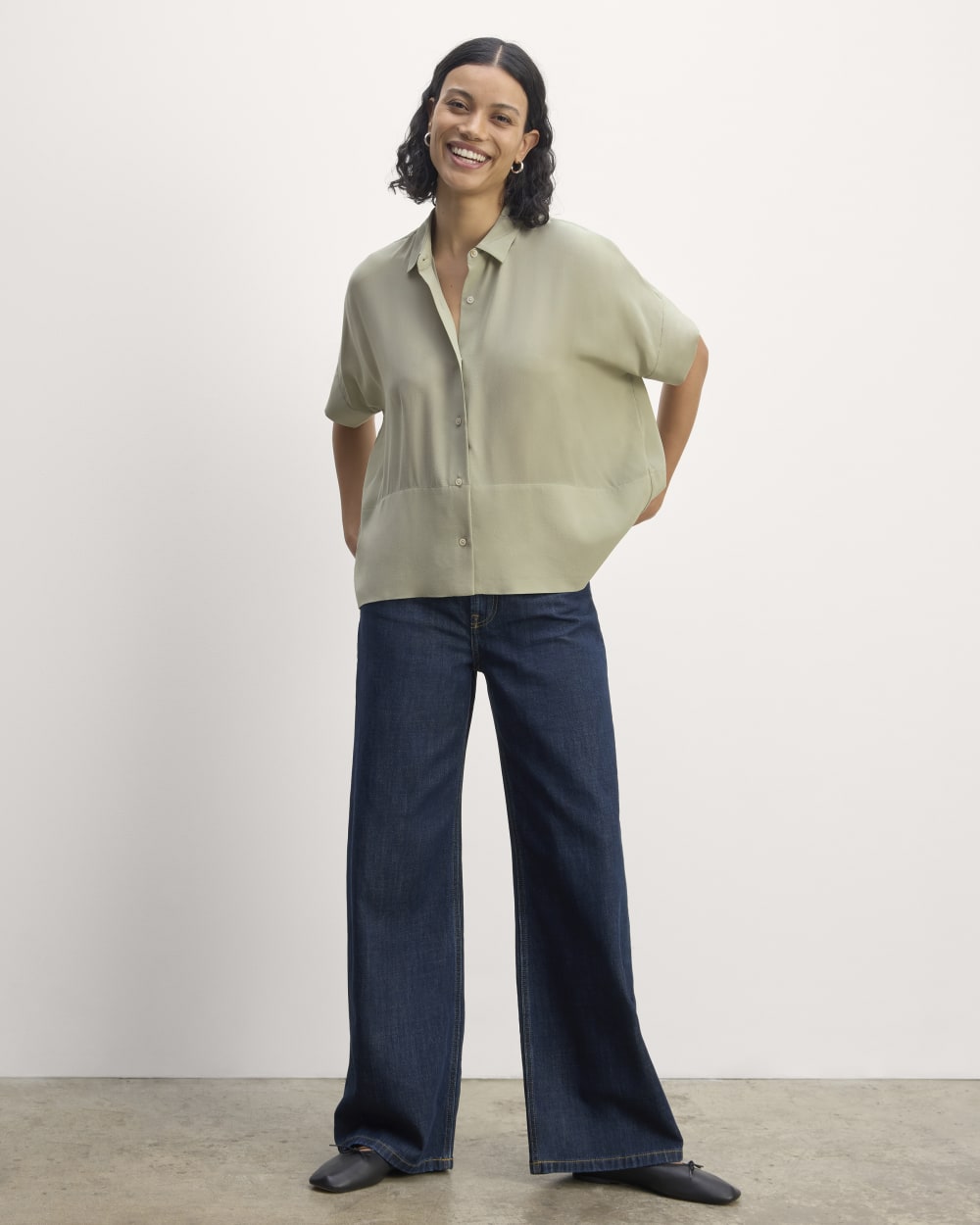 The Boxy Shirt in Washable Silk in Seagrass — detail view