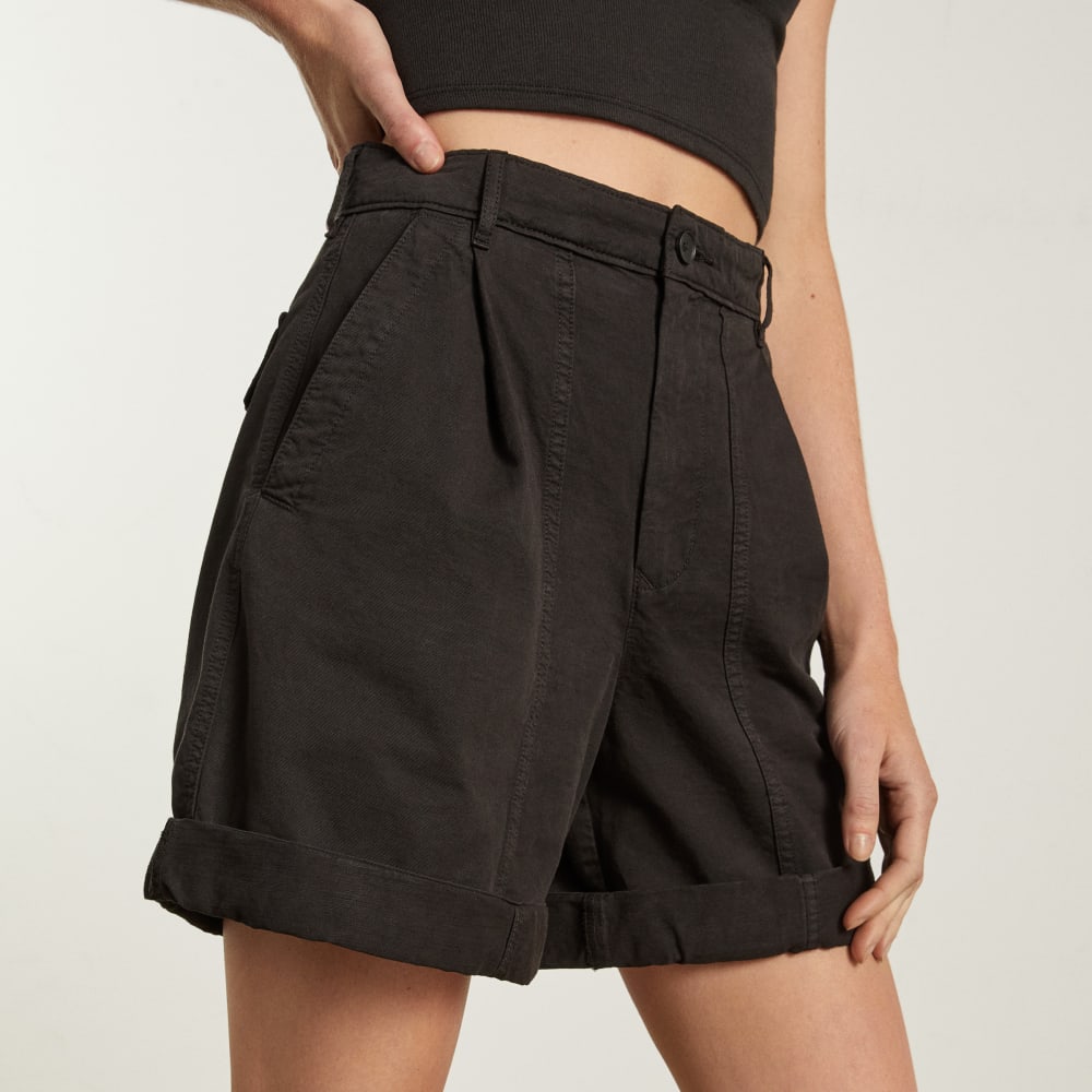 The Tourist Short in Black — detail view