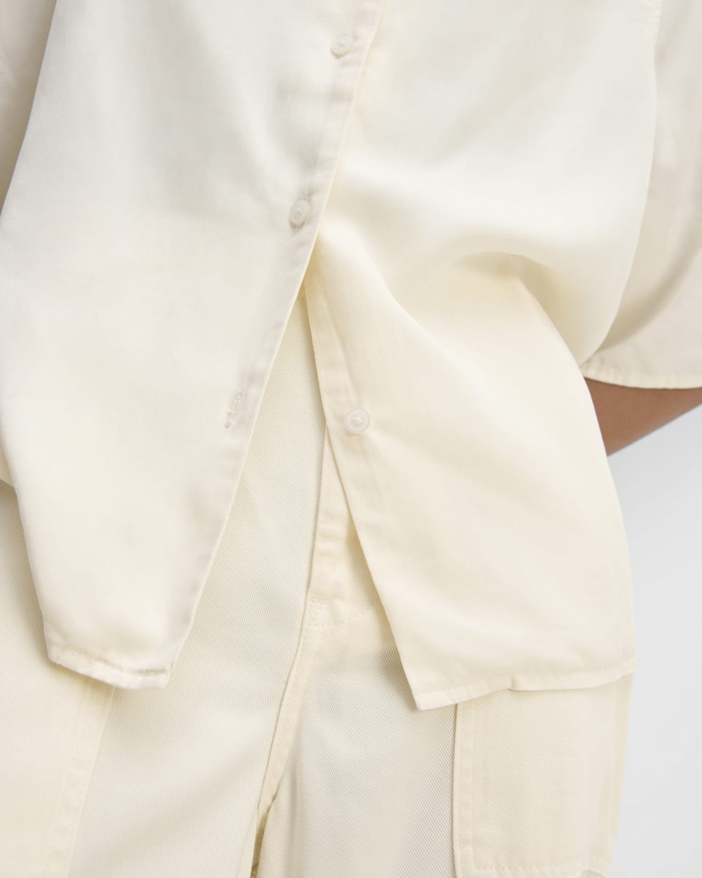 The Short-Sleeve Shirt in Butterlite in Bone — detail view