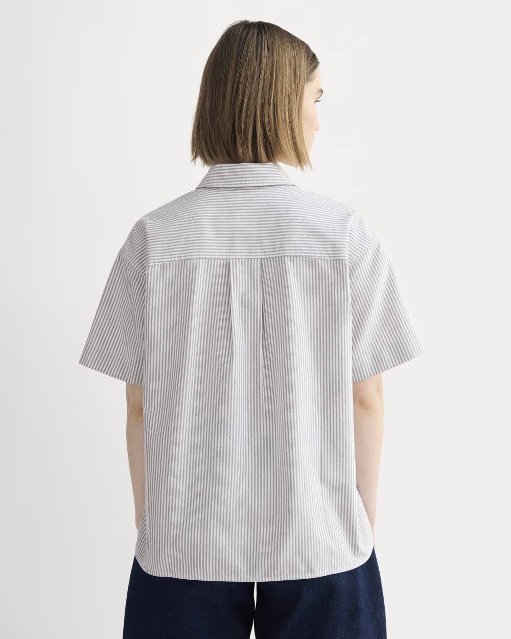 The Short-Sleeve Boxy Oxford in Charcoal / White — detail view