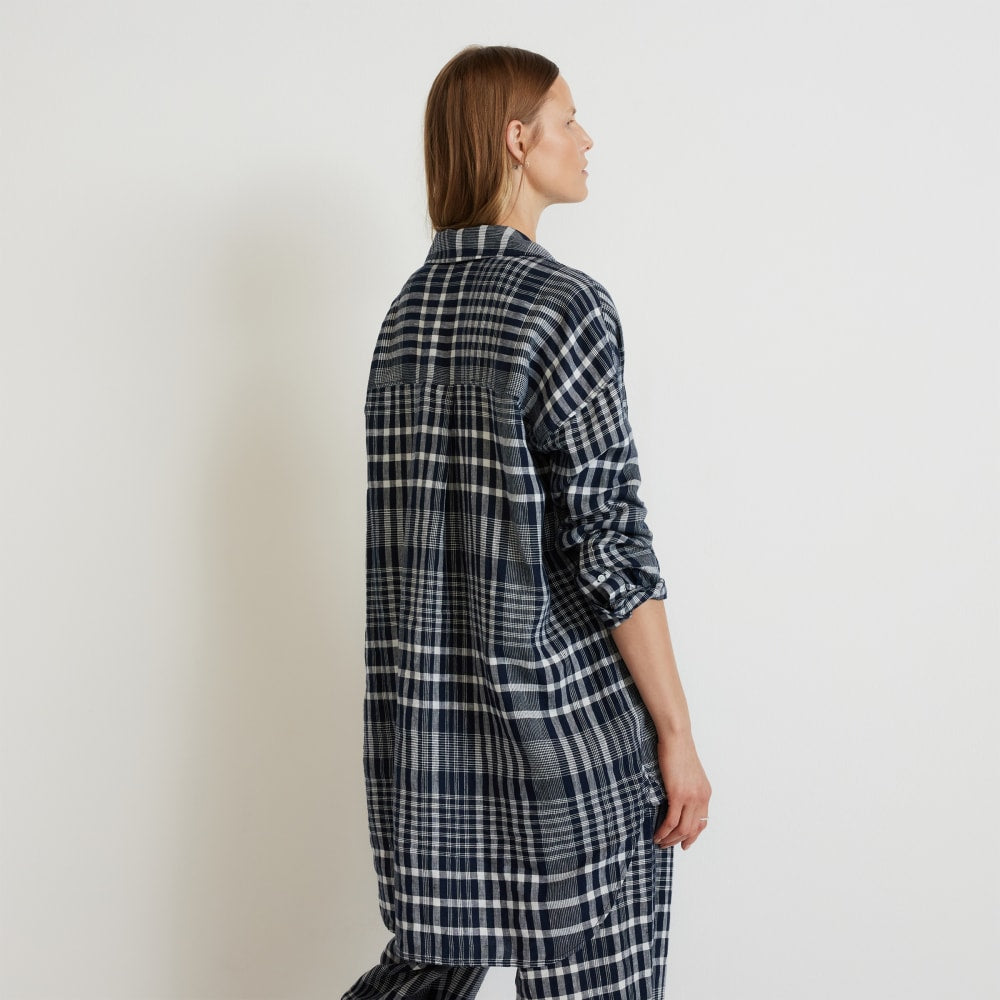 The Way-Long Linen Shirt in Canvas Tan / Navy — detail view