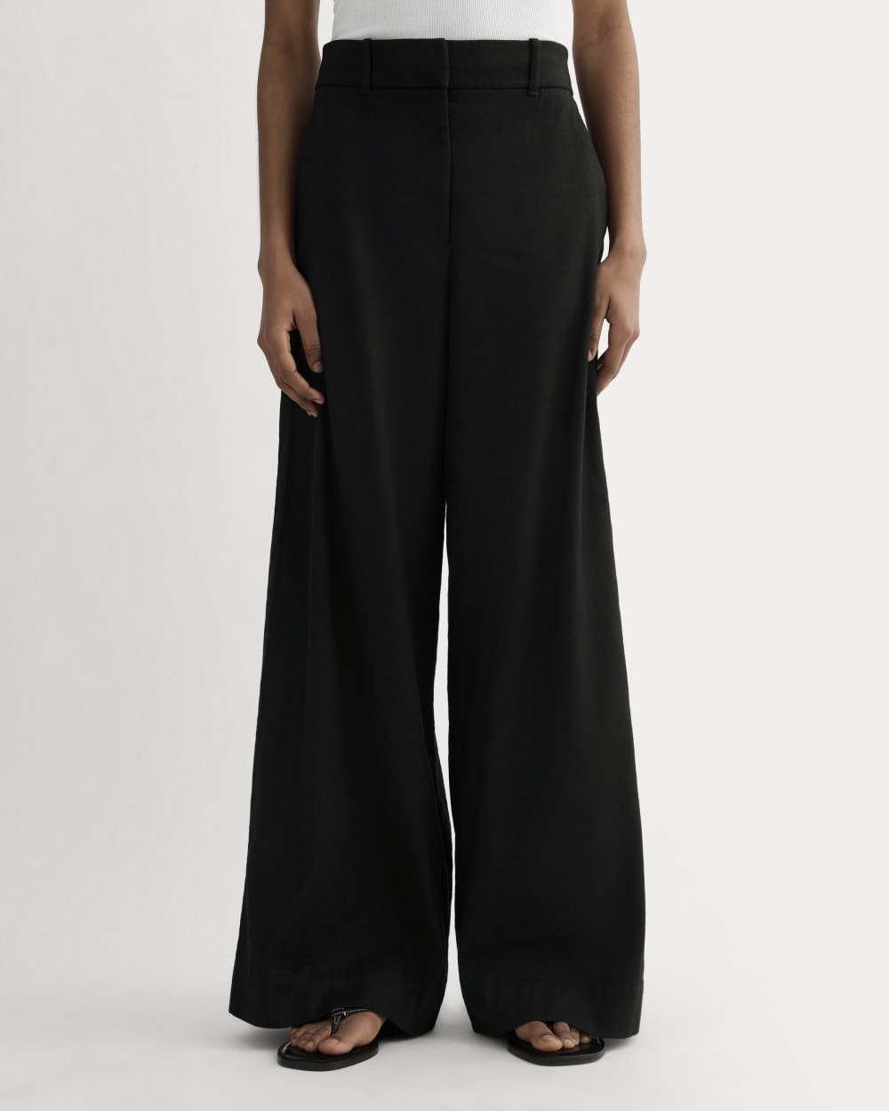 The Wide-Leg Pant in Stretch Linen in Black — detail view