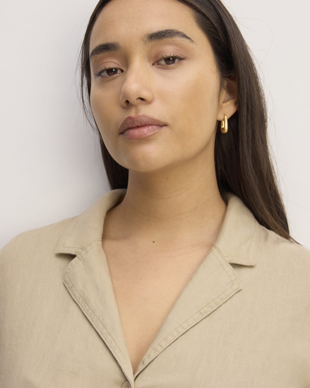 The Shirtdress in Linen in Trench Coat Khaki — detail view