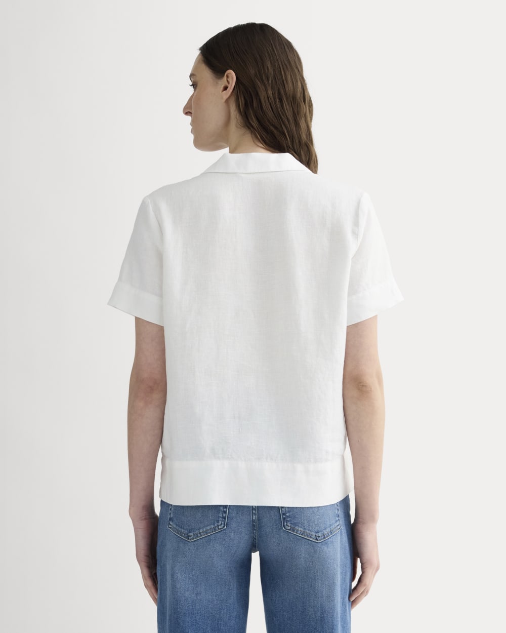 The Notch Shirt in Linen in White — detail view