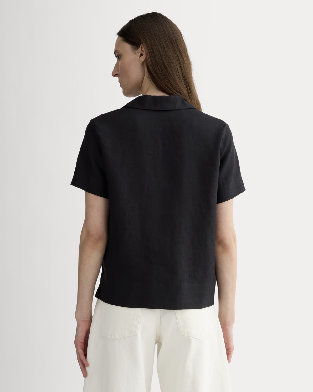 The Notch Shirt in Linen in Black — detail view