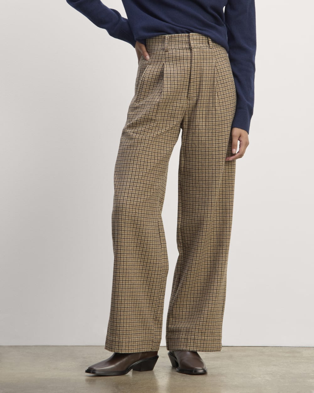 The Draper Pant in Wool in Camel Houndstooth — detail view