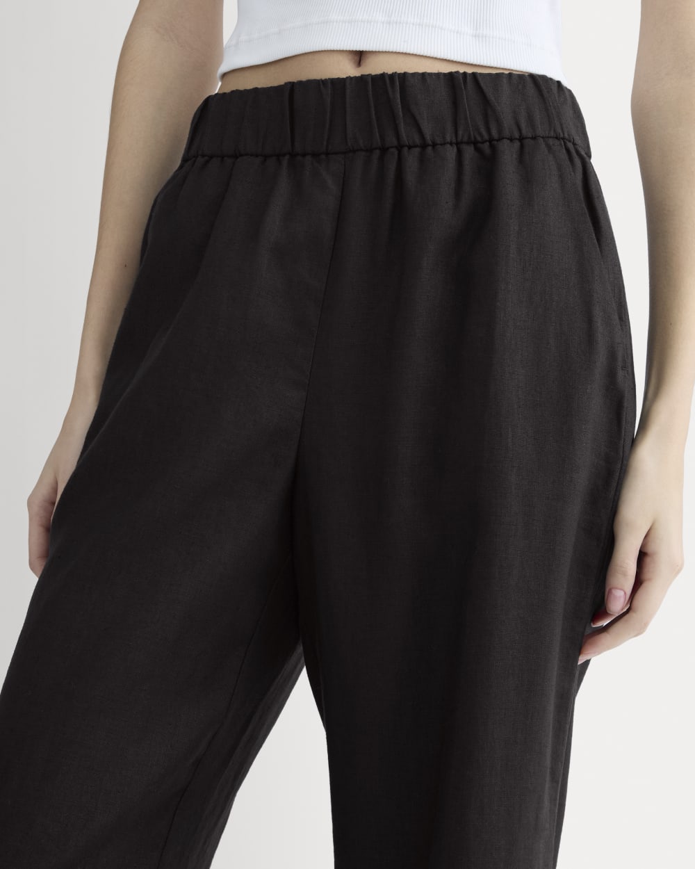 The Linen Easy Pant in Black — detail view