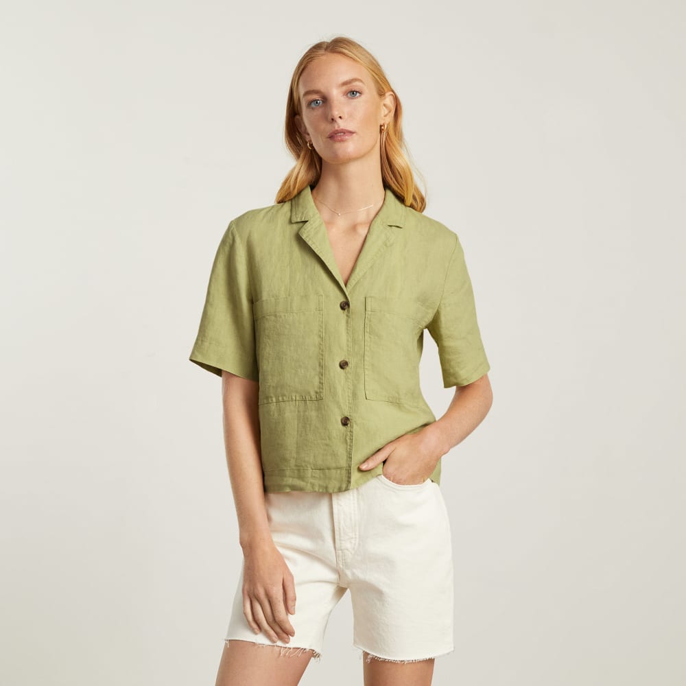 The Linen Workwear Shirt in Leek — detail view