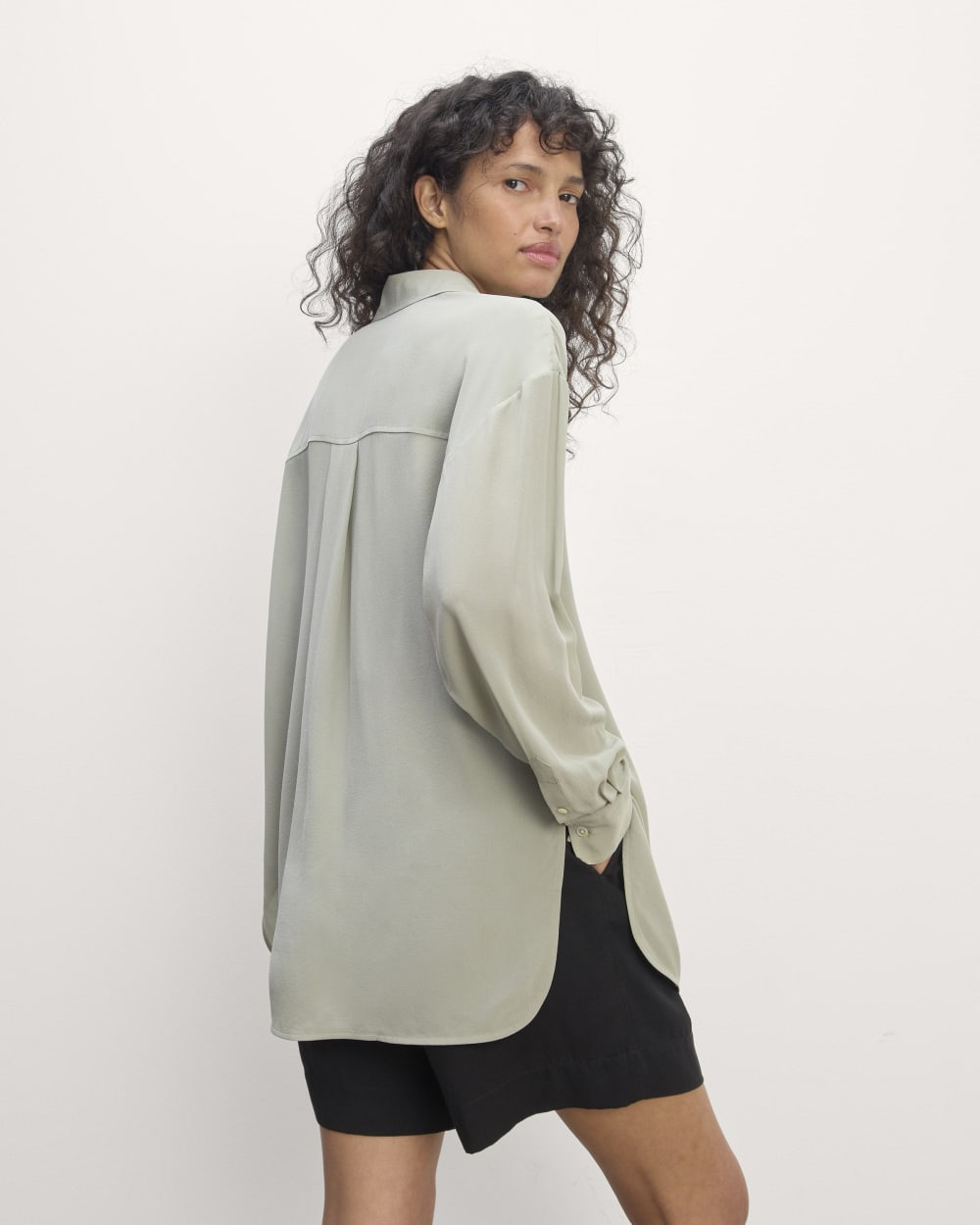 The Boyfriend Shirt in Washable Silk in Seagrass — alternate view