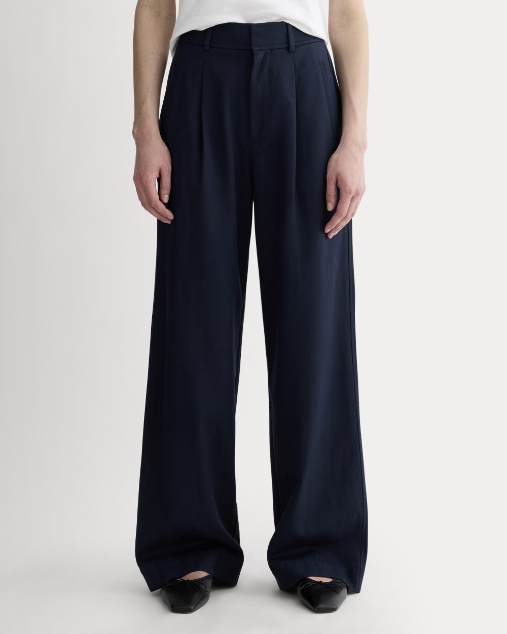 The Draper Pleated Pant in Buttersmooth in Navy — detail view