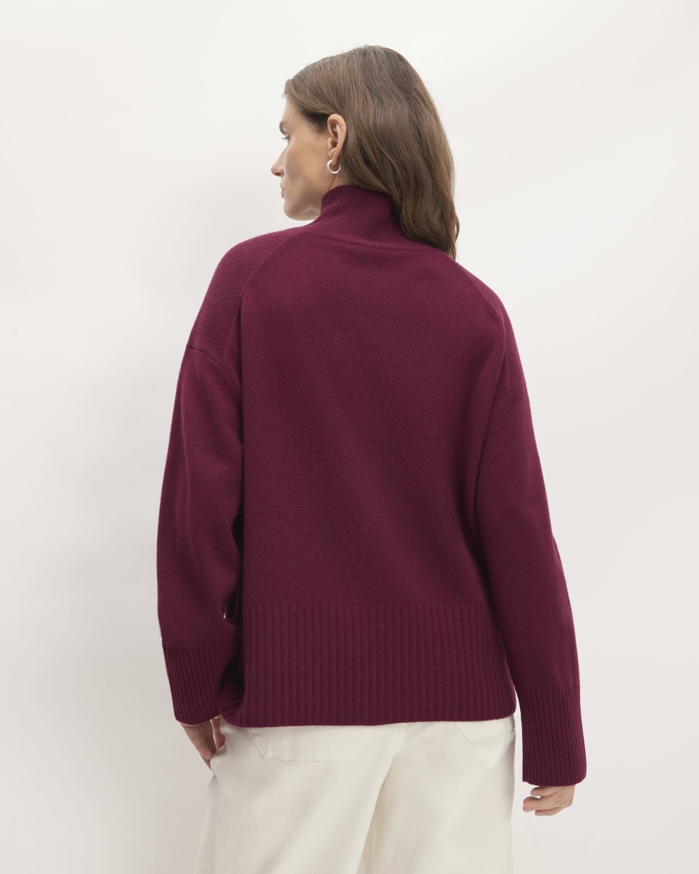 The Cashmere Oversized Turtleneck in Brandy — detail view