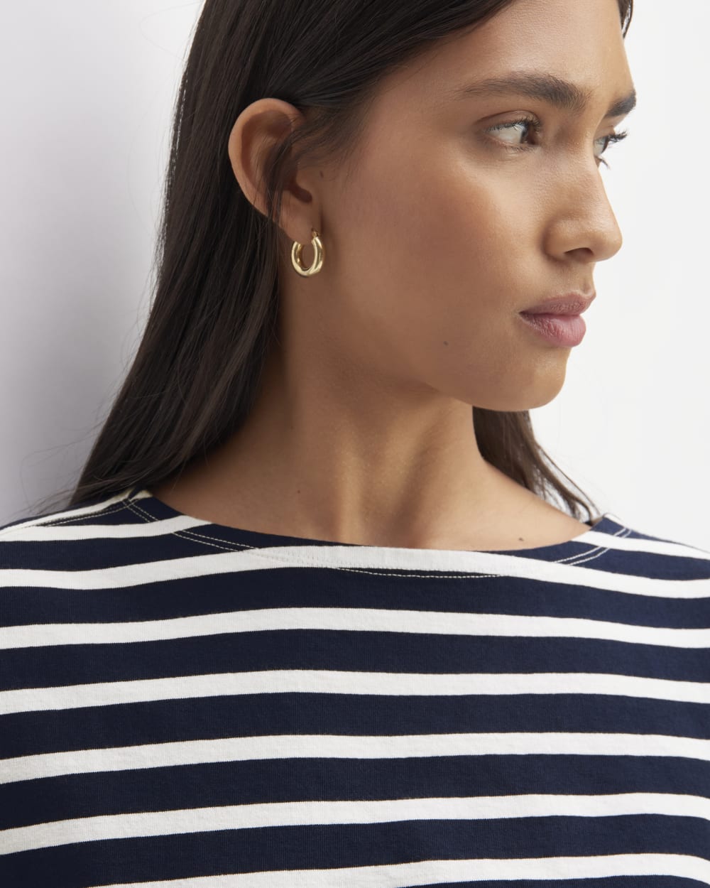 The Mariner Tee in Navy / Bone — detail view