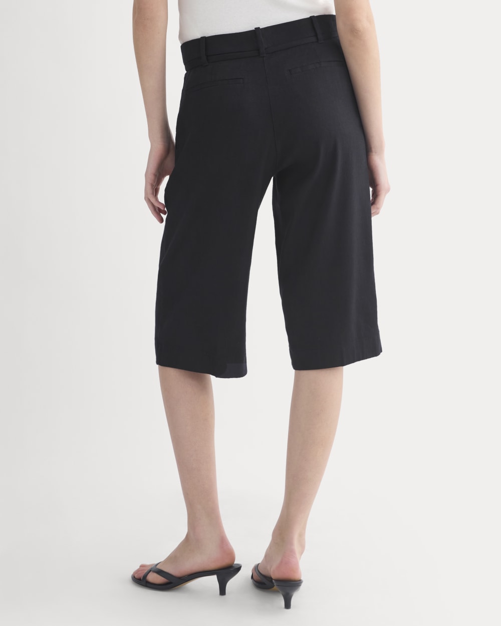 Long Tailored Short in Stretch Linen in Black — detail view