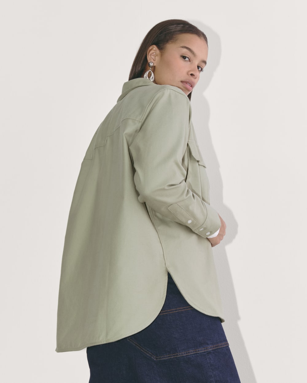 The Boyfriend Shirt in Flannel in Seagrass — detail view