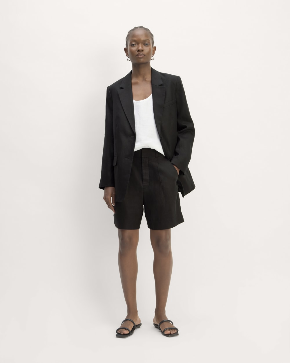 The Oversized Blazer in Linen in Black — detail view
