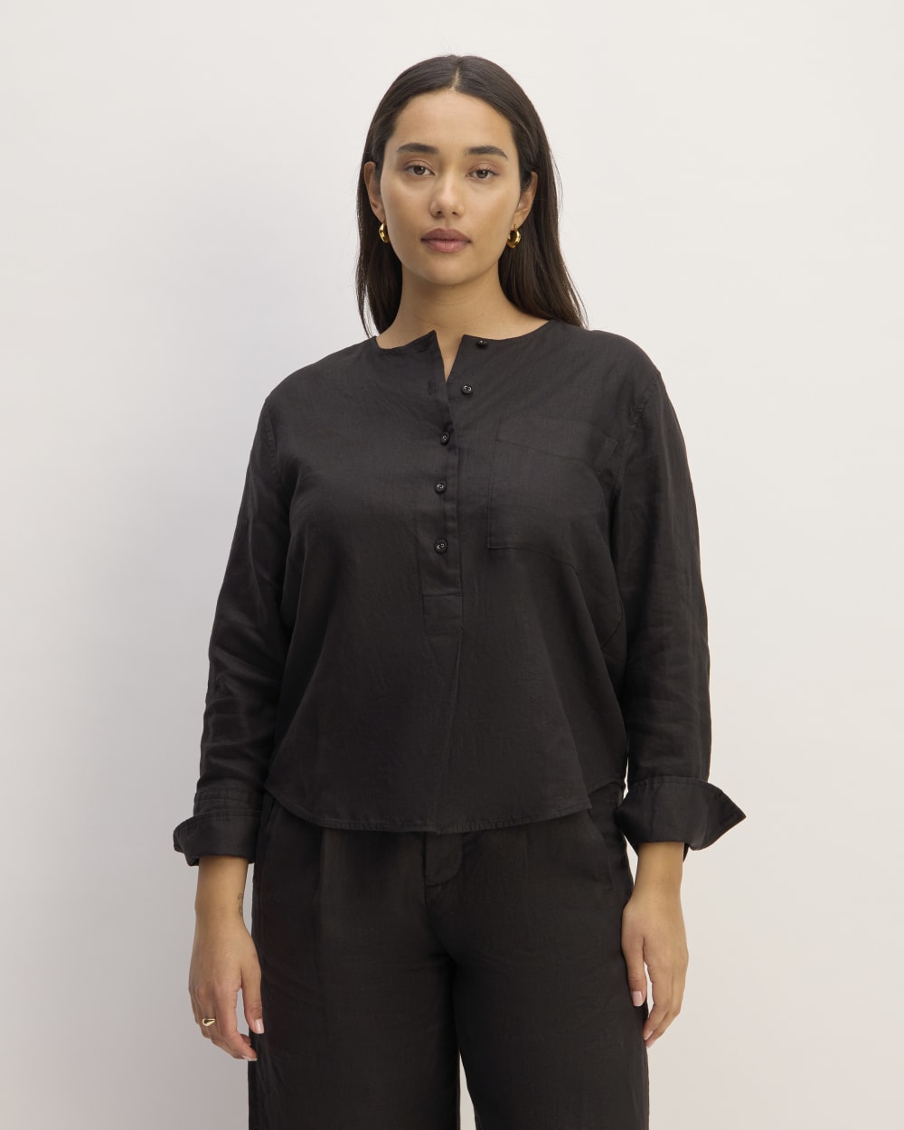 The Popover Shirt in Linen in Black — front view
