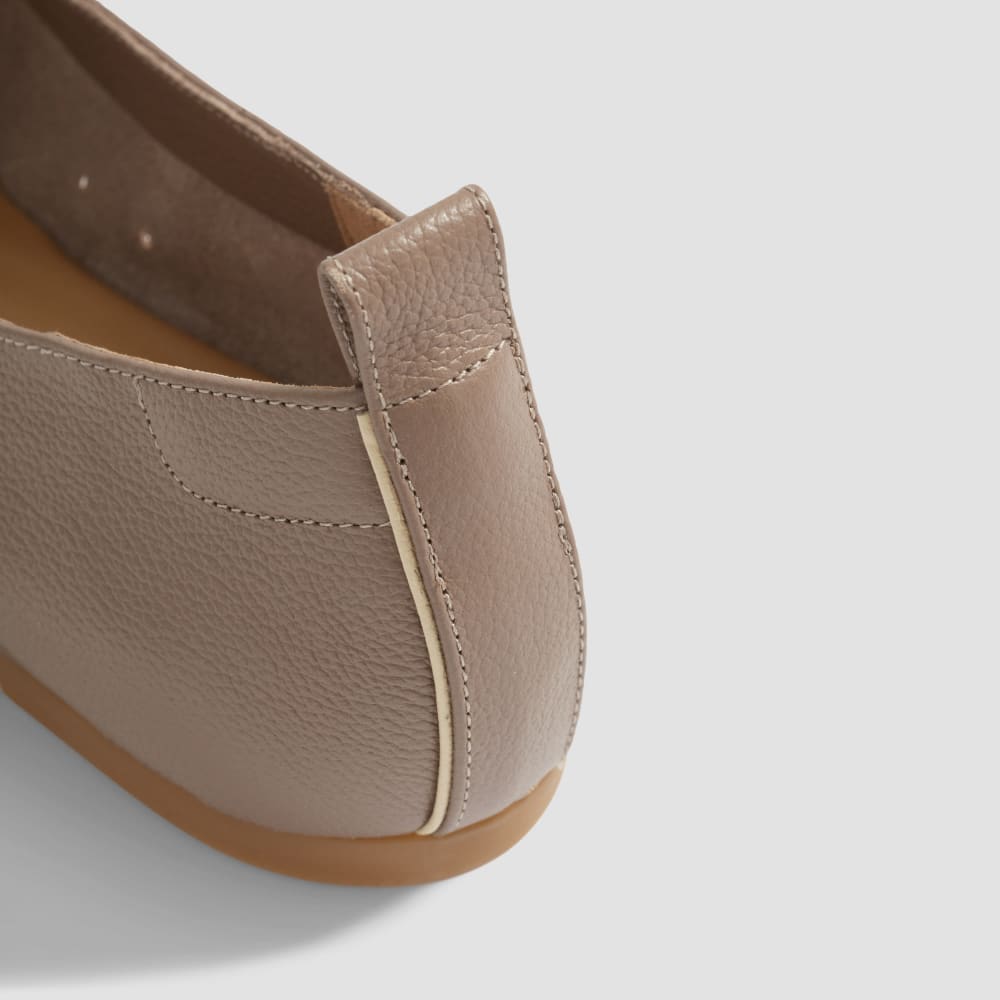 The Day Glove in Narrow Fit in Mocha — detail view