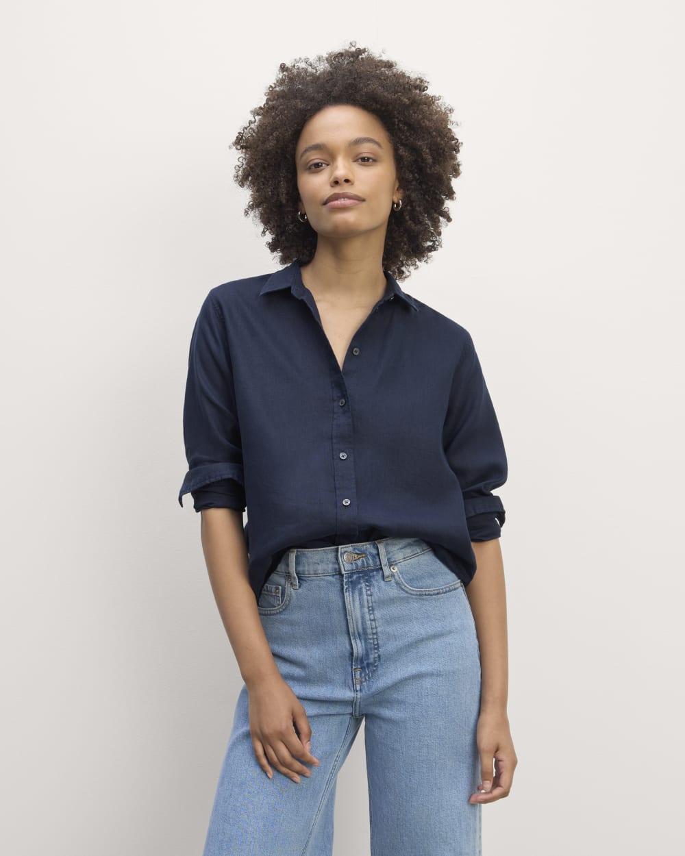 The Must-Have Shirt in Linen in Navy — front view