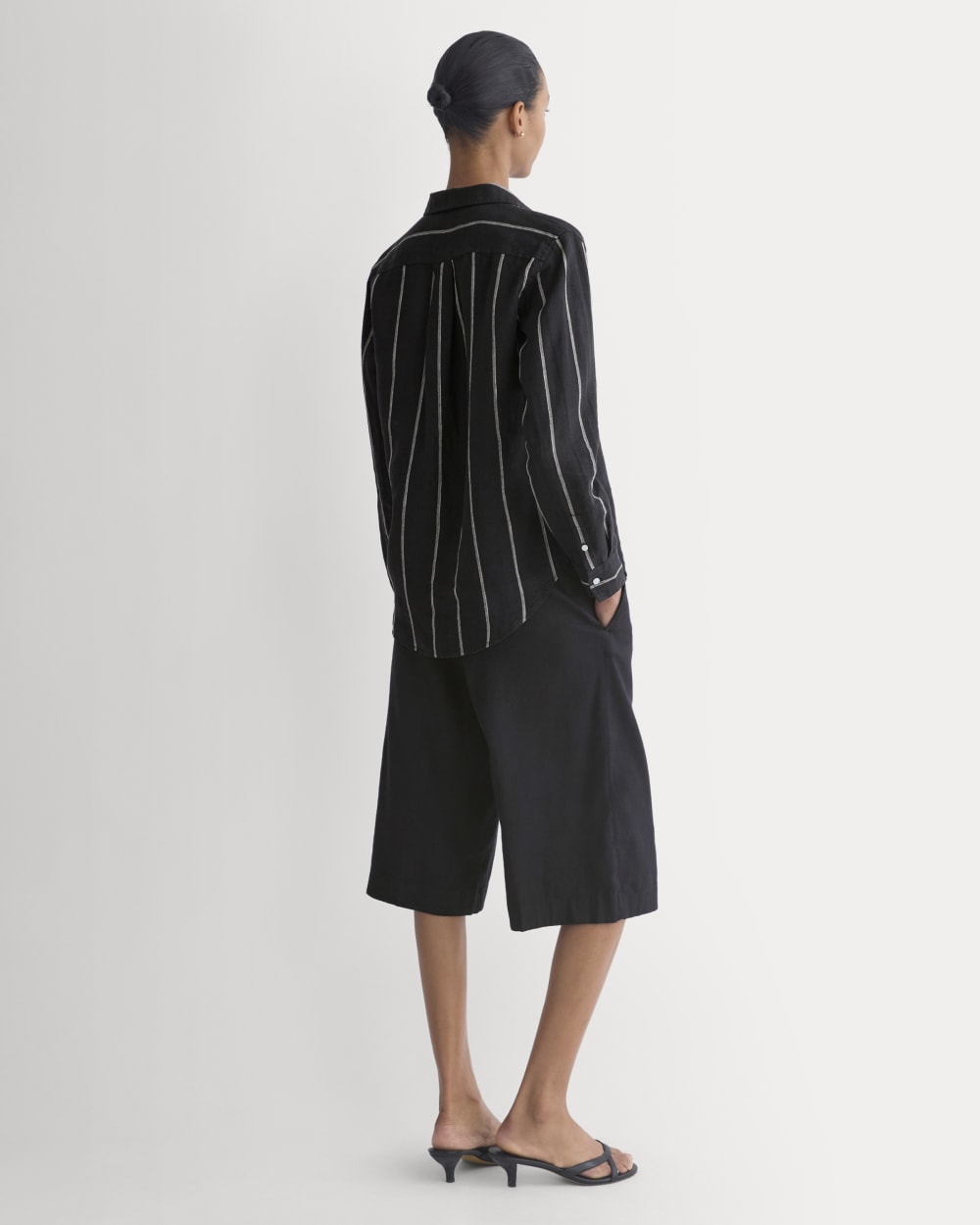 The Must-Have Shirt in Linen in Black — detail view