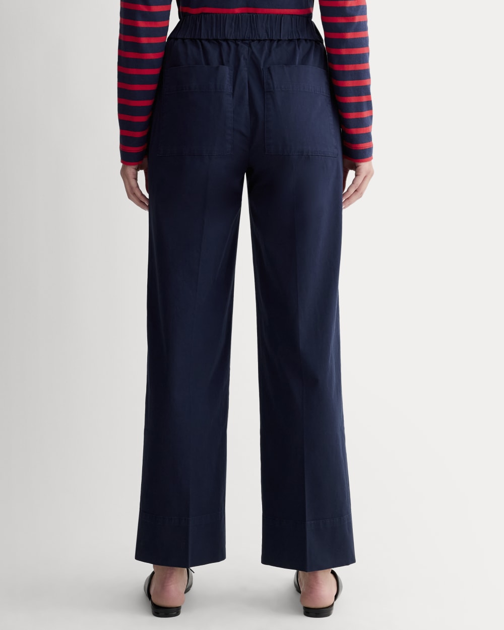 The Easy Pant in Navy — detail view
