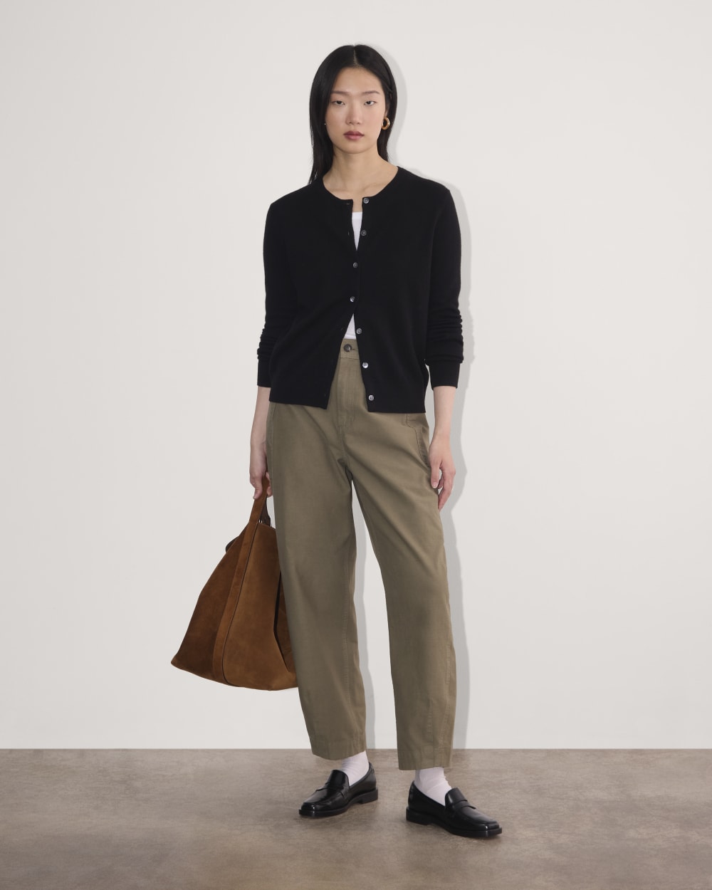 The Classic Cardigan in Cashmere in Black — detail view