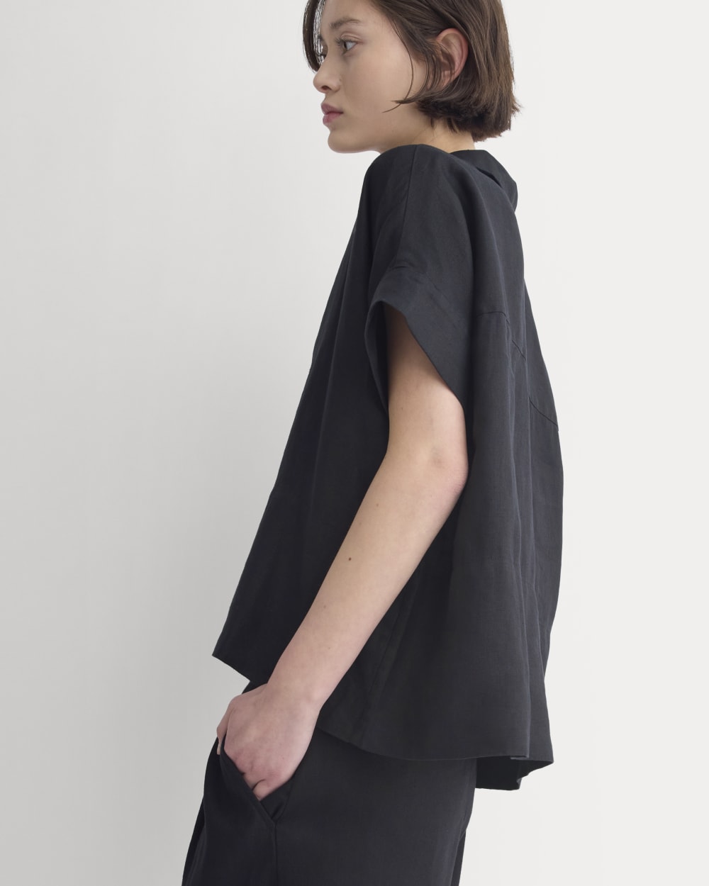 The Boxy Shirt in Linen in Black — detail view