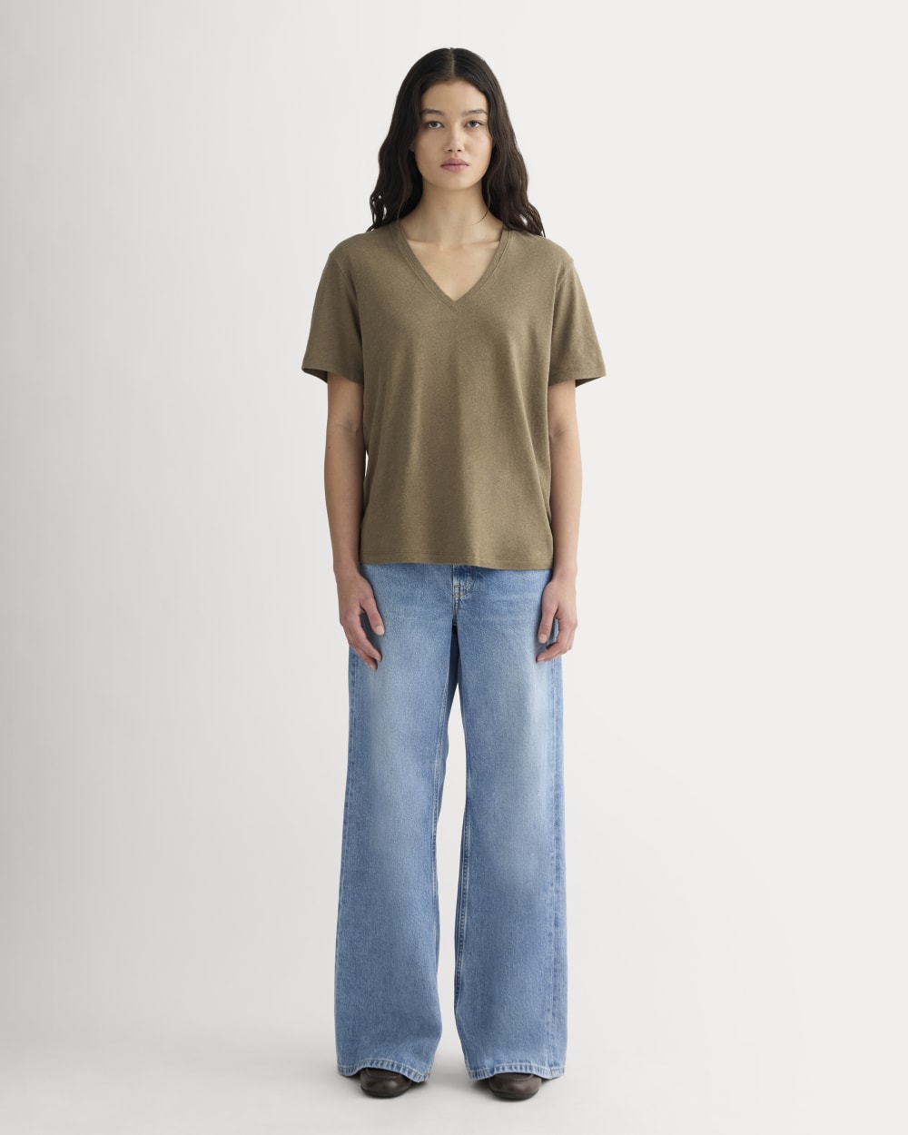 The Slouchy V-Neck Tee in Cotton Linen in Deep Taupe — detail view