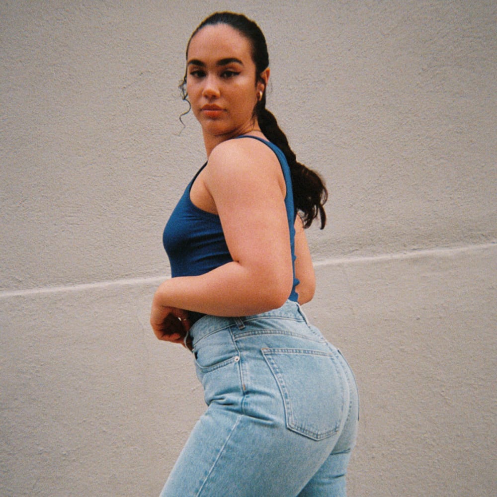 The '90s Cheeky Hourglass Jean in Vintage Sunbleached Blue — detail view