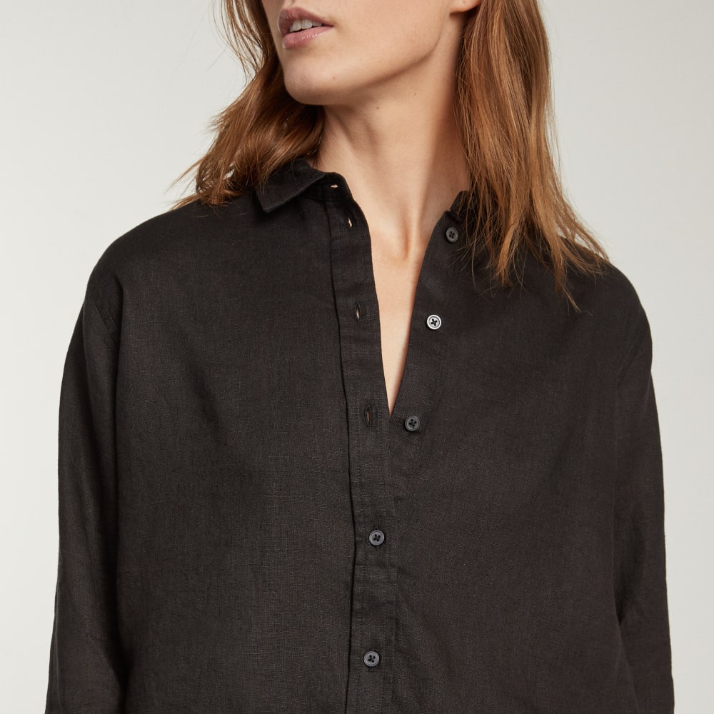 The Must-Have Shirt in Linen in Black — detail view