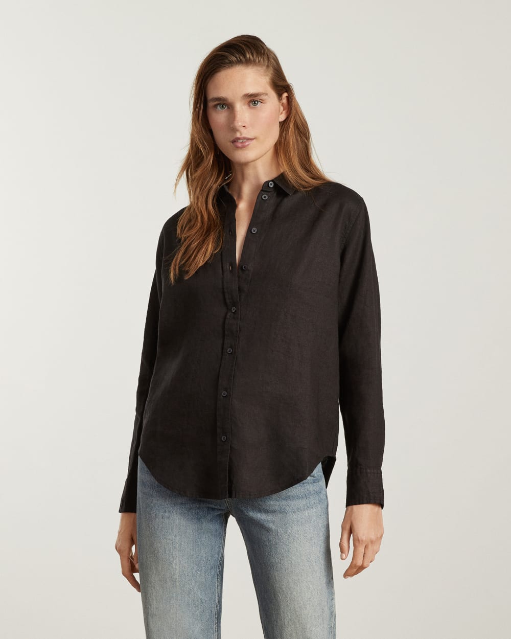 The Must-Have Shirt in Linen in Black — detail view