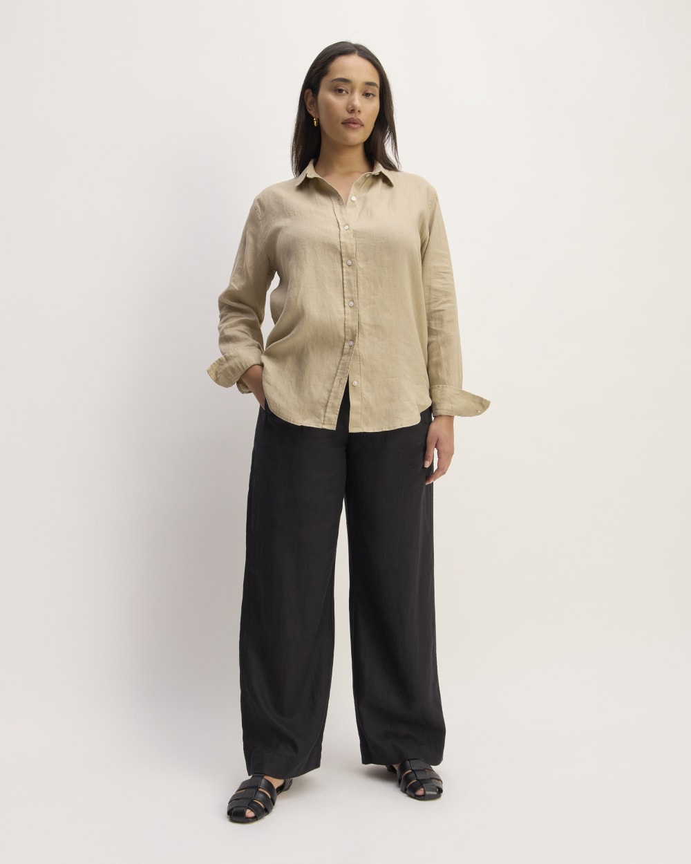 The Must-Have Shirt in Linen in Trench Coat Khaki — detail view