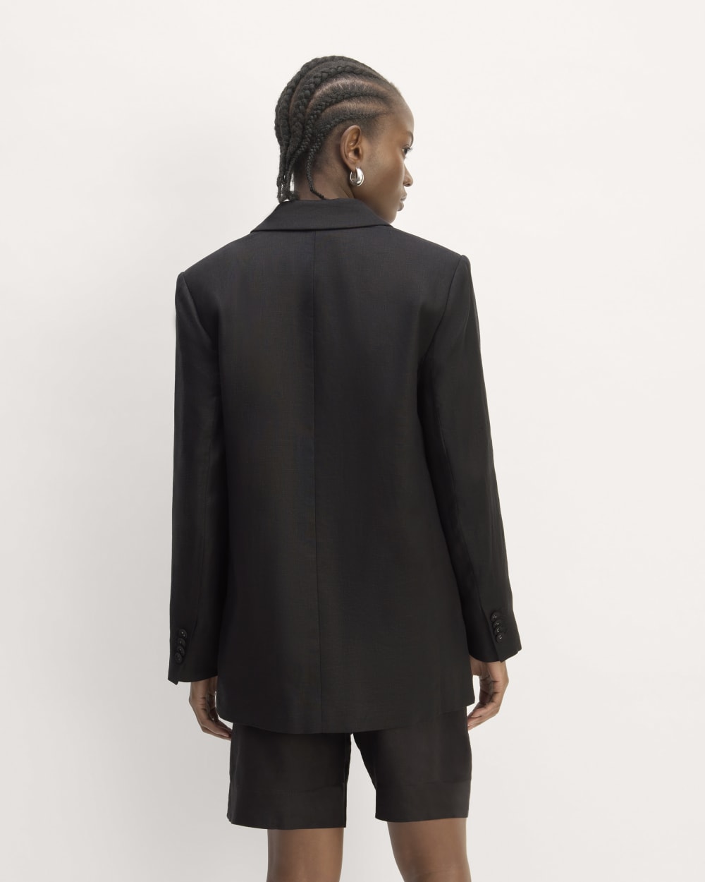 The Oversized Blazer in Linen in Black — detail view