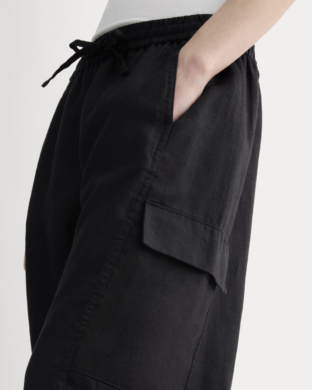 The Cargo Curve Pant in Linen in Black — detail view