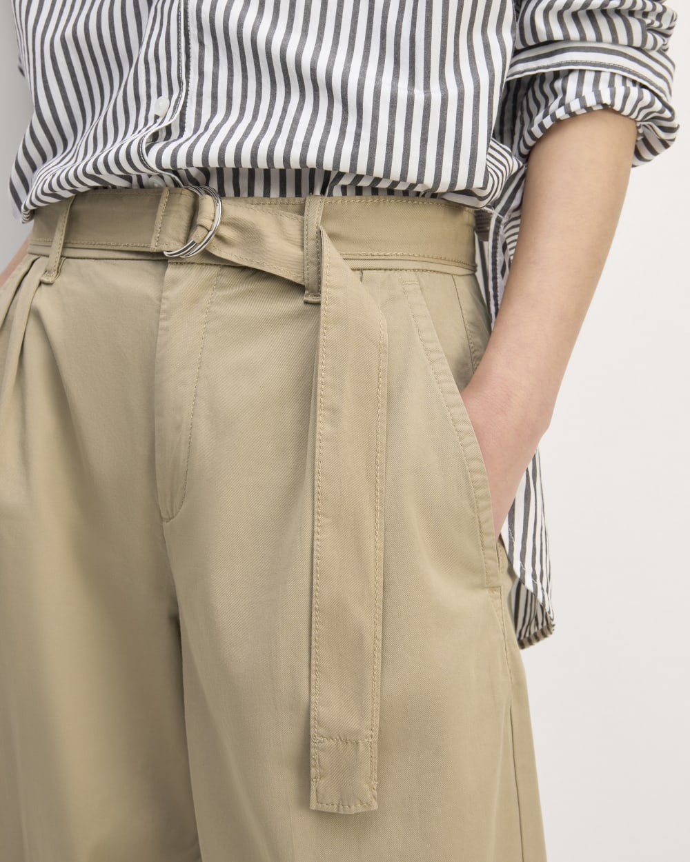 The Pleated Wide-Leg Chino in Trench Coat Khaki — detail view